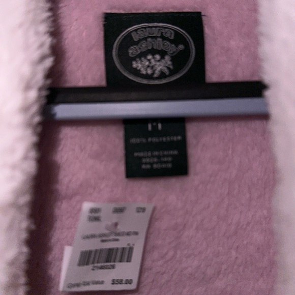 NWT Laura, Ashley, pink robe size medium very soft and fluffy - Picture 4 of 11